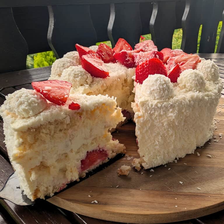 Leckere und leichte Raffaello-Erdbeer-Torte