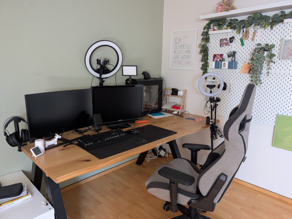 Mein Schreibtisch mit dem "klassischen" Streaming-Setup