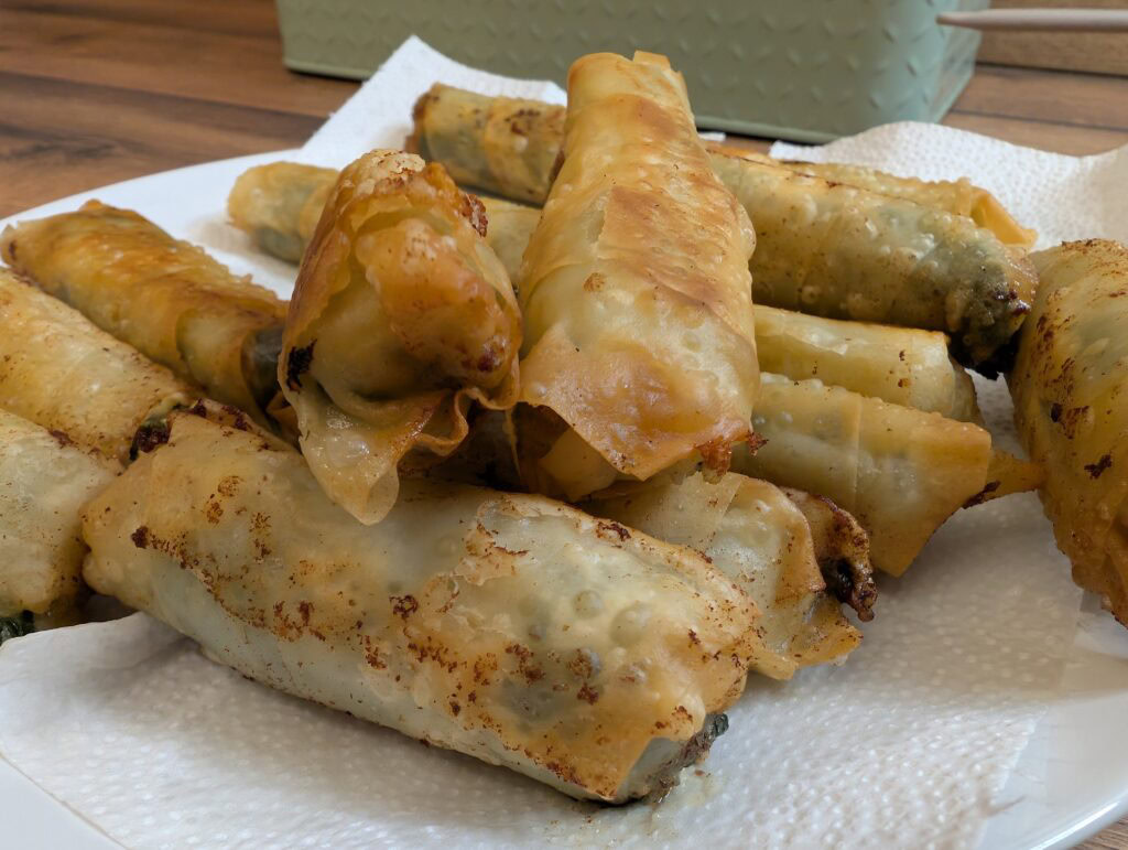 Sigara Böreks gefüllt mit Spinat und Feta bestehen aus Yufkateig
