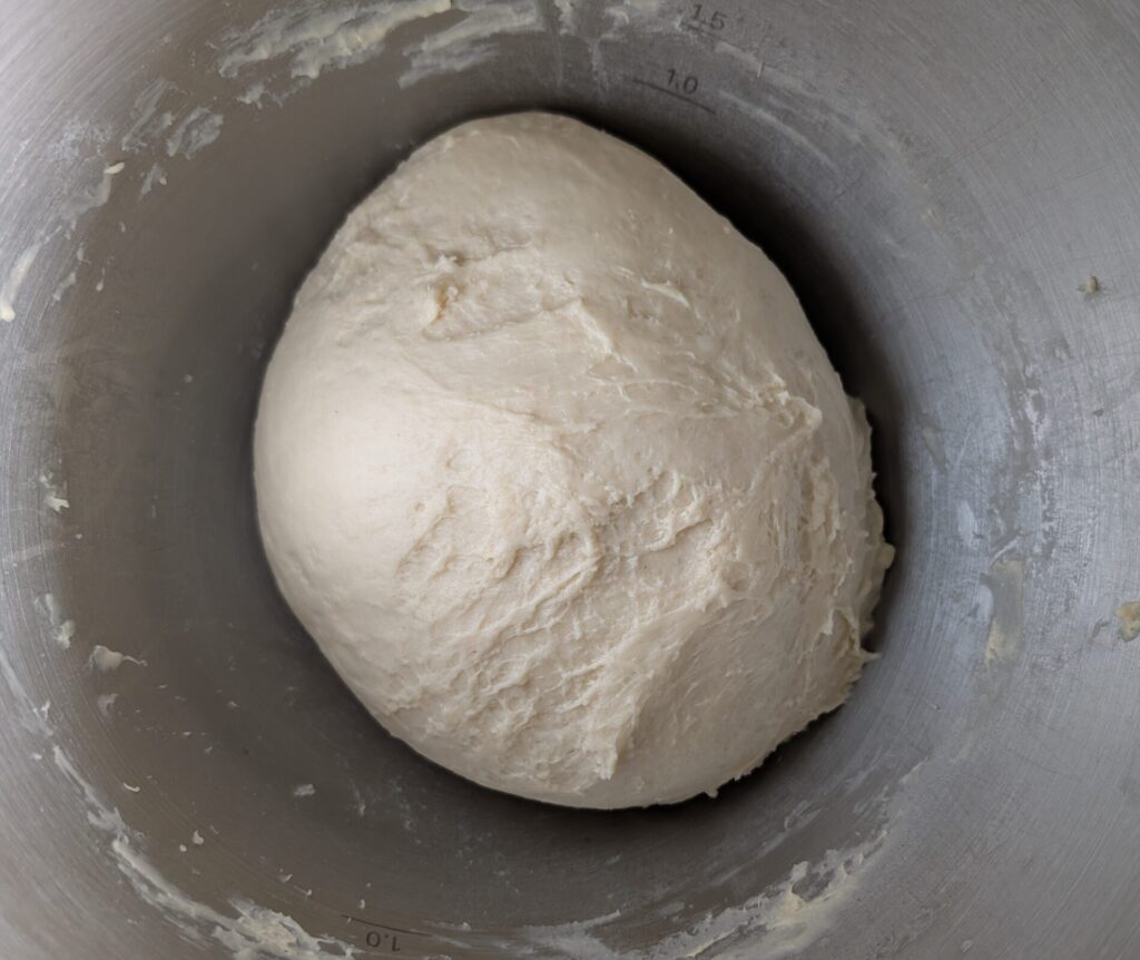 Die fast fertig geknetete Teigkugel für die Burgerbuns