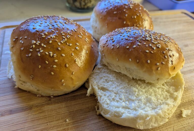 Fluffige Burger Buns – selbstgemacht, schnell und lecker in unter 3 Stunden