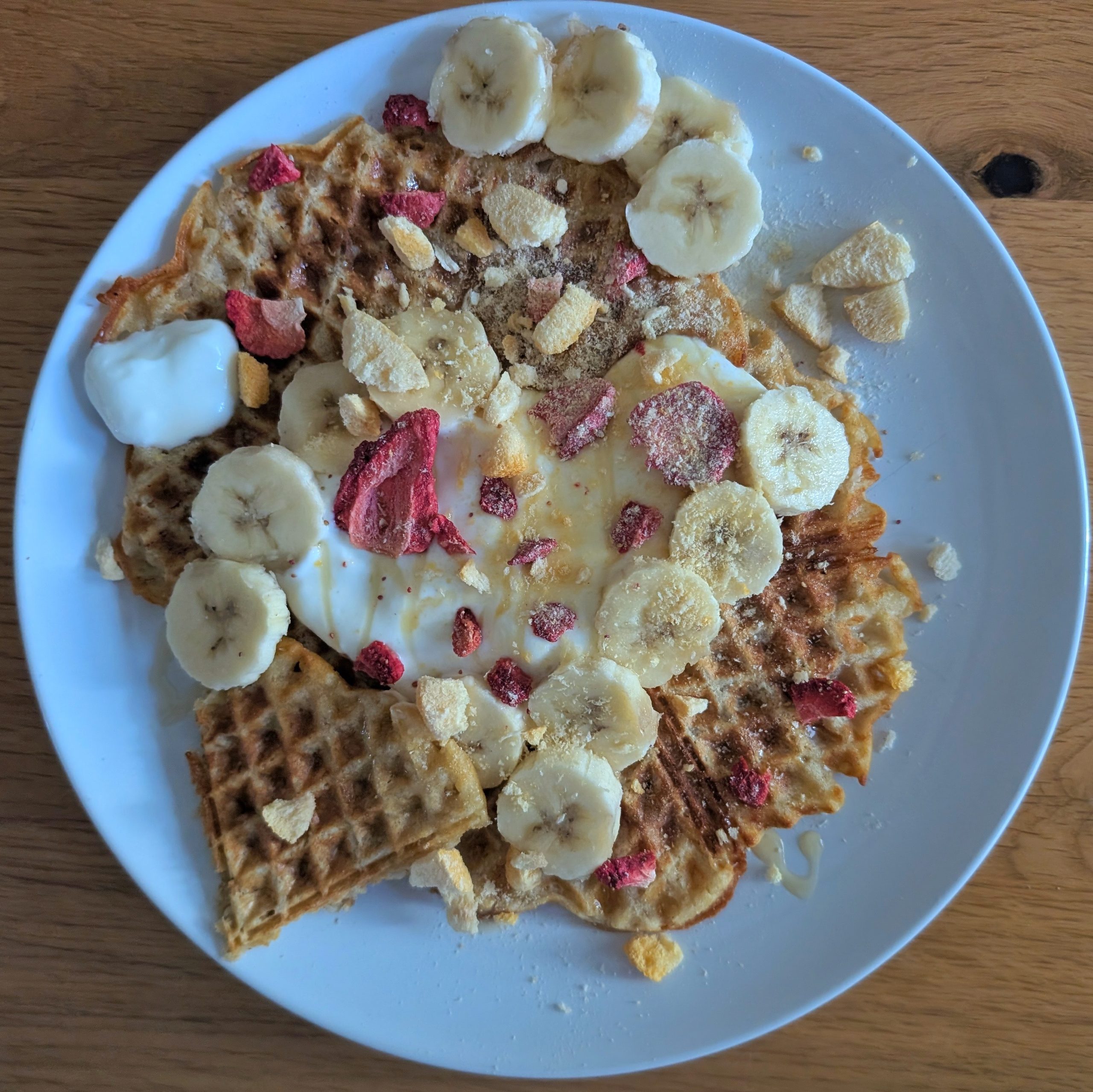 Haferflockenwaffeln mit süßem Joghurttopping und verschiedenen Früchten