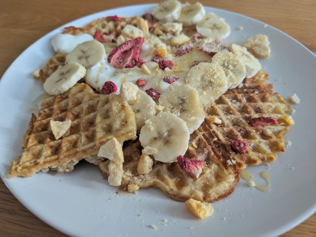 Haferflockwaffeln mit Yoghurt, gefriergetrockneten Früchten, Bananen und Honig