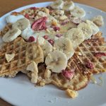 Knusprige Haferflockenwaffeln mit süßem Topping
